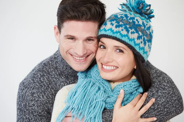 Casal vestindo roupas quentes de inverno — Fotografia de Stock