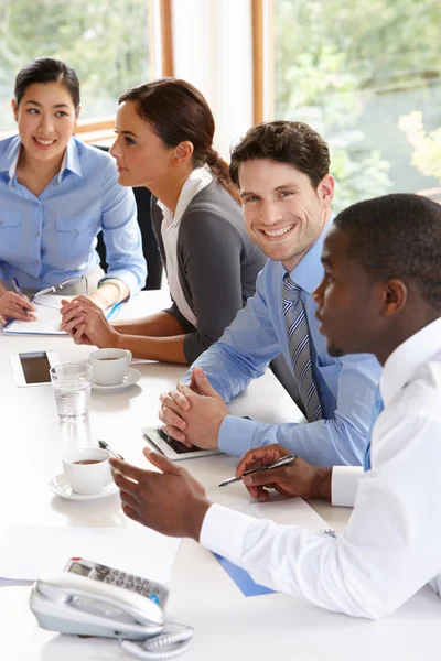 Podnikatelé setkání kolem konferenčního stolu — Stock fotografie