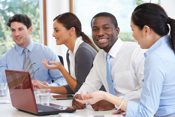 Boardroom masa etrafında toplantı uymak — Stok fotoğraf