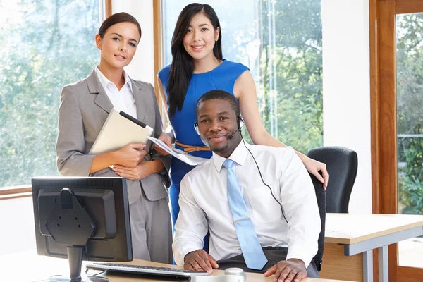 Equipe de negócios trabalhando no escritório — Fotografia de Stock