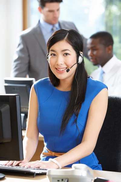 Donna d'affari che indossa auricolari di lavoro — Foto Stock