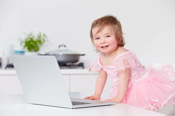 Jong meisje met laptop — Stockfoto