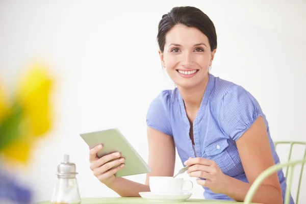 Mujer usando tableta digital —  Fotos de Stock