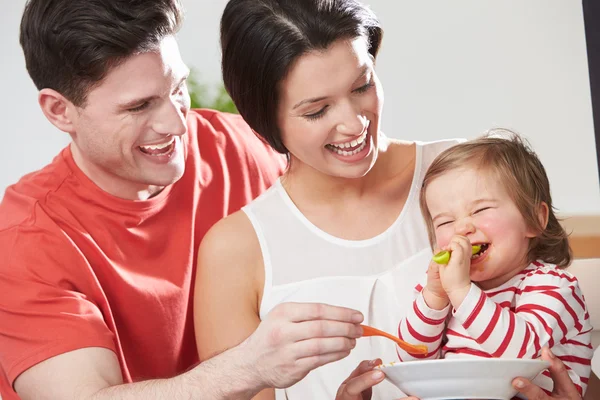 Rodzice karmienie córeczkę — Zdjęcie stockowe