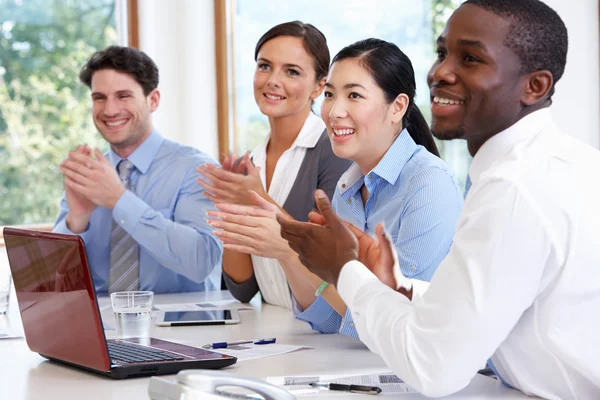 Unternehmer treffen sich am Vorstandstisch — Stockfoto