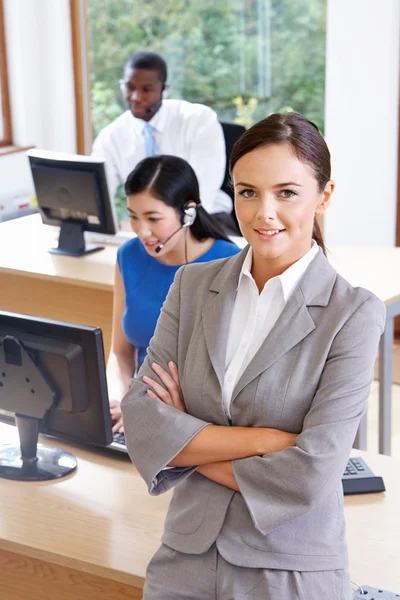 Female Manager In Busy Office — Stock Photo, Image