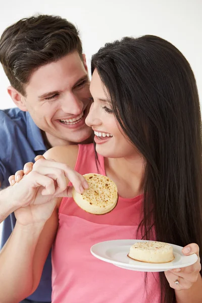 Coppia Crumpets Mangiare — Foto Stock