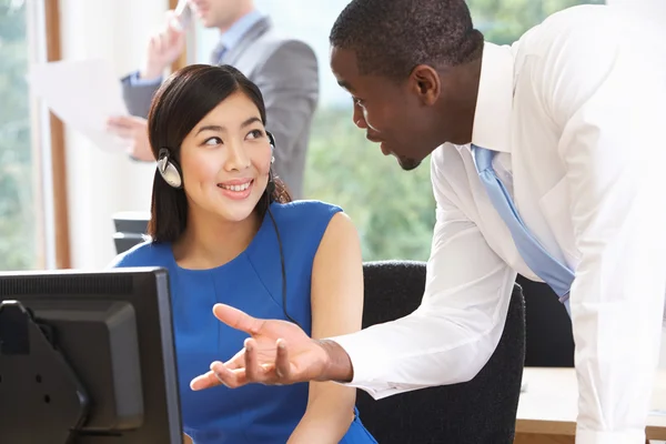 Geschäftsfrau und Geschäftsfrau nutzen Computer — Stockfoto