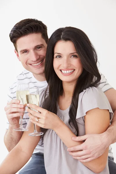 Casal comemorando com champanhe — Fotografia de Stock