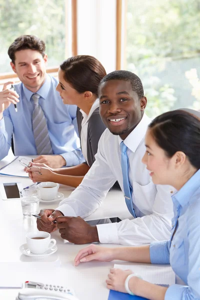 Företagare möte runt styrelserummet bord — Stockfoto
