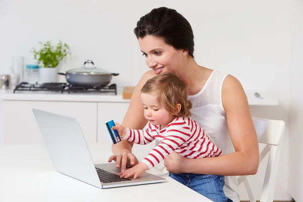 Mère avec enfant utilisant un ordinateur portable — Photo