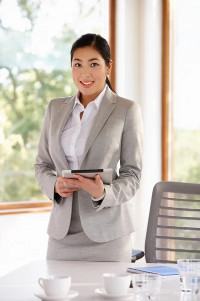 Mujer de negocios con tableta digital —  Fotos de Stock