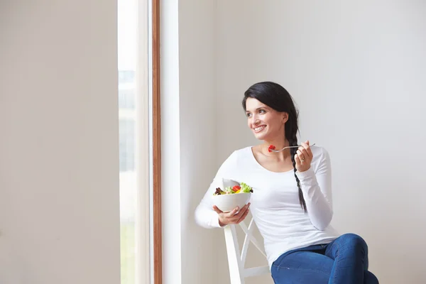 Vrouw eten vers fruit — Stockfoto