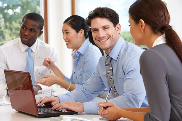 Unternehmer treffen sich am Vorstandstisch Stockbild