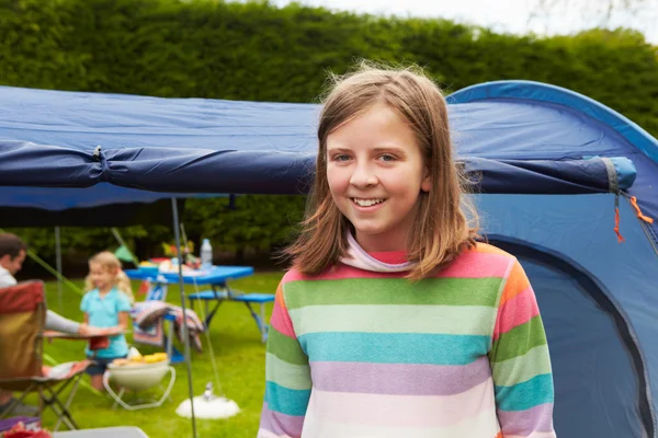 Familie genießt Campingurlaub — Stockfoto