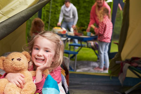 Chica con osito de peluche disfrutando acampar — Foto de Stock