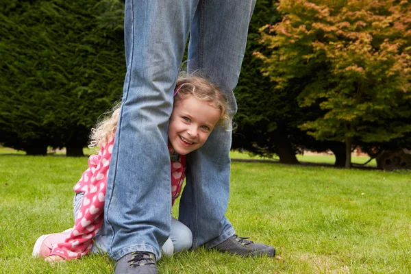 Padre e hija jugando juego — Foto de Stock