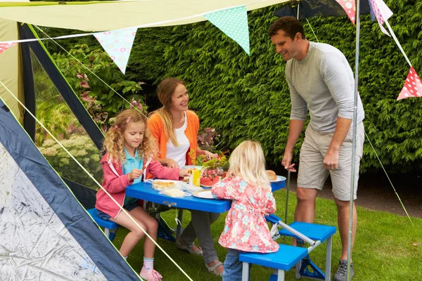 Familie genießt Essen im Zelt — Stockfoto