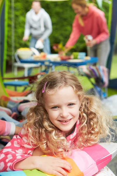 Famille appréciant les vacances en camping — Photo