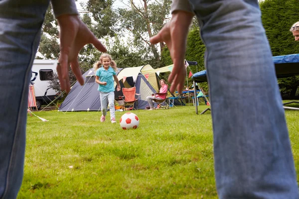 Gezin dat voetbalwedstrijd — Stockfoto