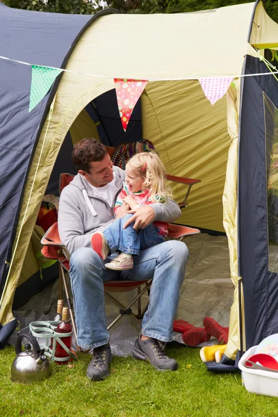 Vater und Tochter genießen das Zelten — Stockfoto
