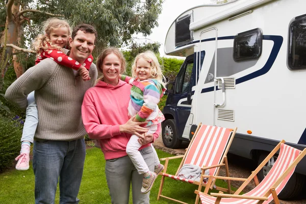 Camping familiar en Camper Van — Foto de Stock