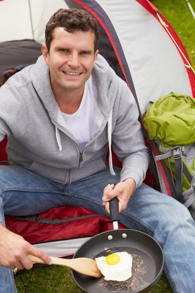 Man  Frying Egg In Pan — Stock Photo, Image