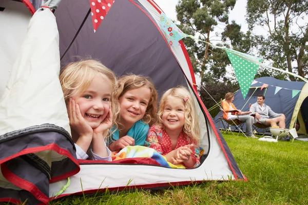 Familjen njuter av campingsemester — Stockfoto