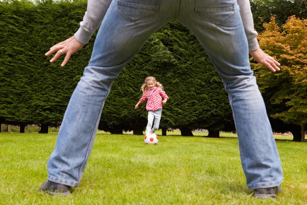 Père et fille jouant au football — Photo