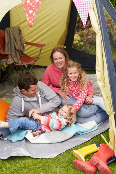 Familia disfrutando acampar vacaciones — Foto de Stock