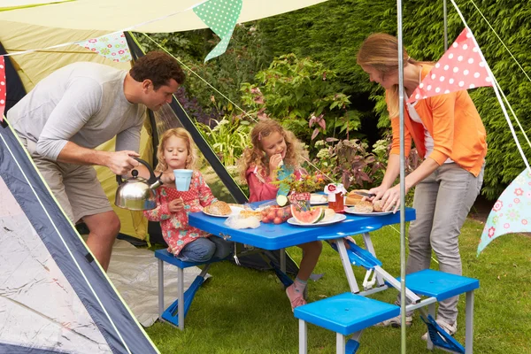 Familie genießt Essen im Zelt — Stockfoto