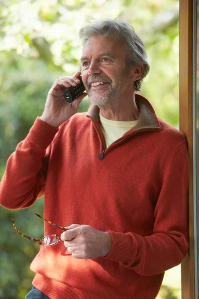 Zralý muž pomocí bezdrátového telefonu — Stock fotografie