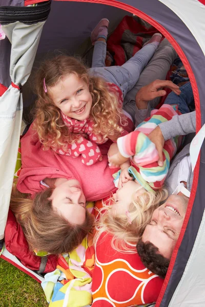 Familie genießt Campingurlaub — Stockfoto