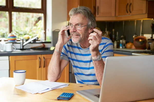 Volwassen Man thuis op zoek Financiën — Stockfoto