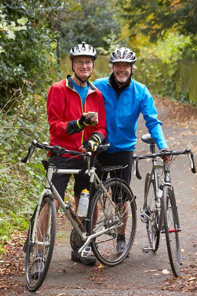 Ältere männliche Radfahrer unterwegs — Stockfoto