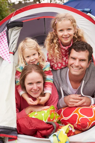 Familjen njuter av campingsemester — Stockfoto