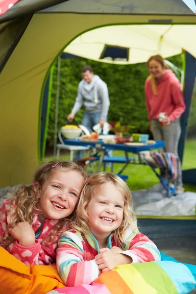 Familie genießt Campingurlaub — Stockfoto