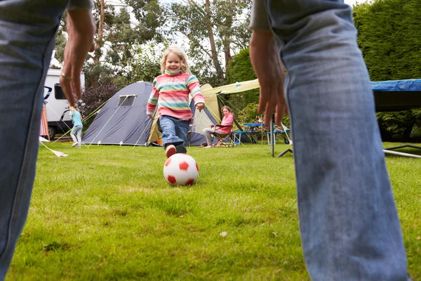 Gezin dat voetbalwedstrijd — Stockfoto