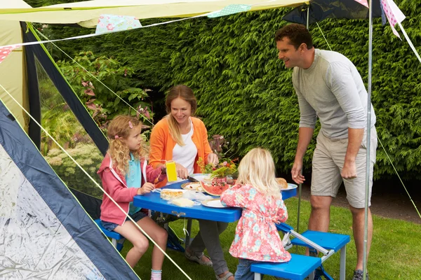 Familie genießt Essen im Zelt — Stockfoto