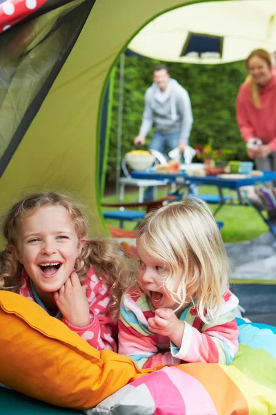 Familia disfrutando acampar vacaciones — Foto de Stock