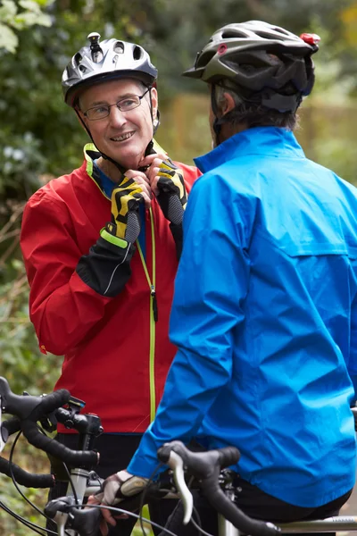 Äldre manliga cyklister ridning cyklar — Stockfoto