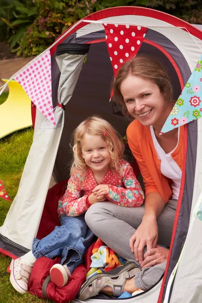 Mutter und Tochter genießen Campingurlaub — Stockfoto