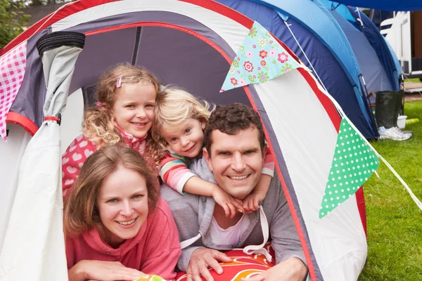 Família Apreciando Férias Camping — Fotografia de Stock