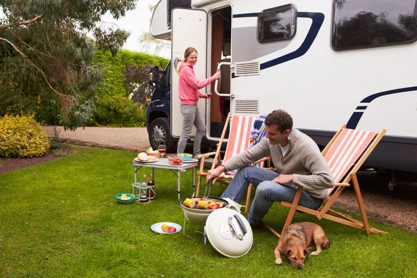 Paar im Lieferwagen beim Grillen — Stockfoto