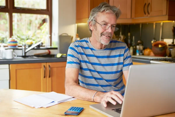 Homme mûr regardant à la maison Finances — Photo