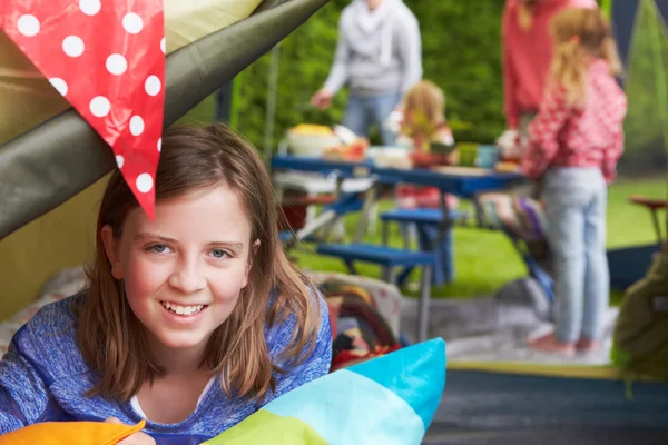Chica disfrutando de vacaciones de camping en familia —  Fotos de Stock