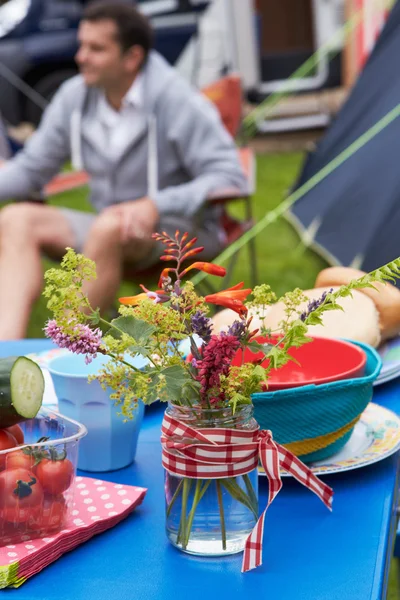 Wildblumen schmücken Tisch — Stockfoto