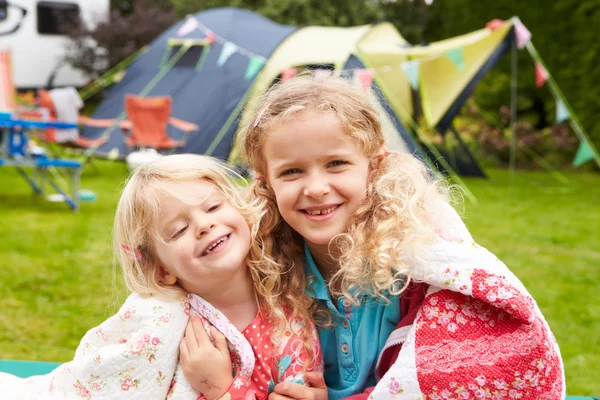 Zwei Mädchen entspannen sich auf einer Decke — Stockfoto