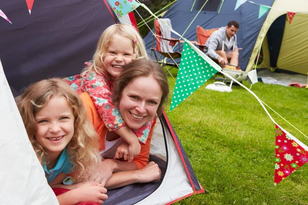 Aile Kamp tatil keyfini — Stok fotoğraf