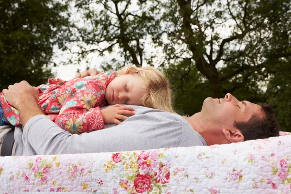 Pappa med dotter avkopplande — Stockfoto